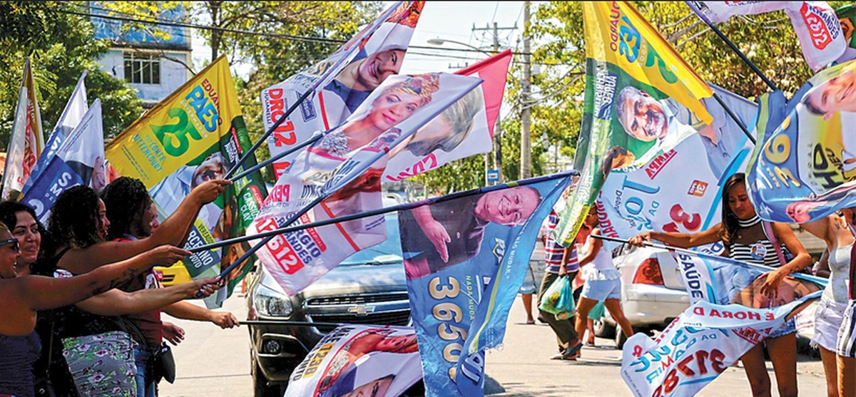 Cabos eleitorais agitam bandeiras: se aprovada, a PEC que dá fim à reeleição teria um período de transição que seria concluído em 2039 (Foto: Custódio Coimbra/2018)