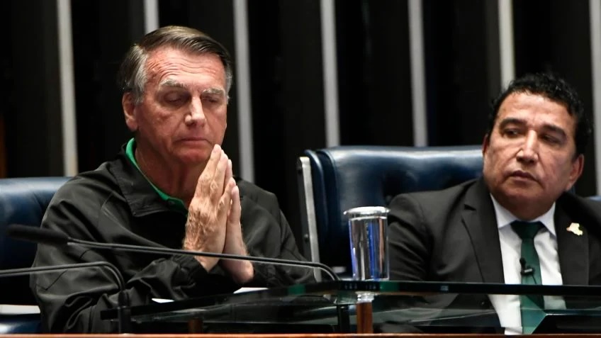 Bolsonaro se emociona no Senado e pede orações antes da operação da PF