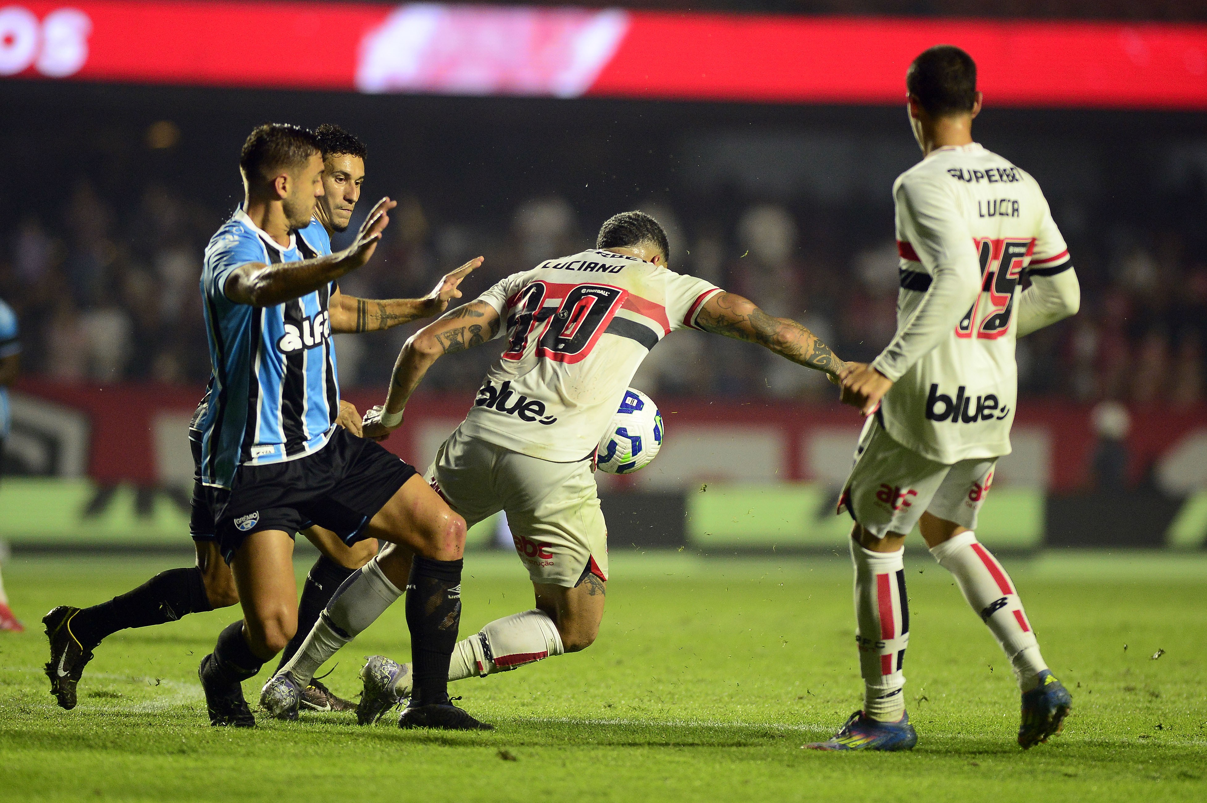 PC Oliveira critica pênalti polêmico a favor do São Paulo em vídeo analisado