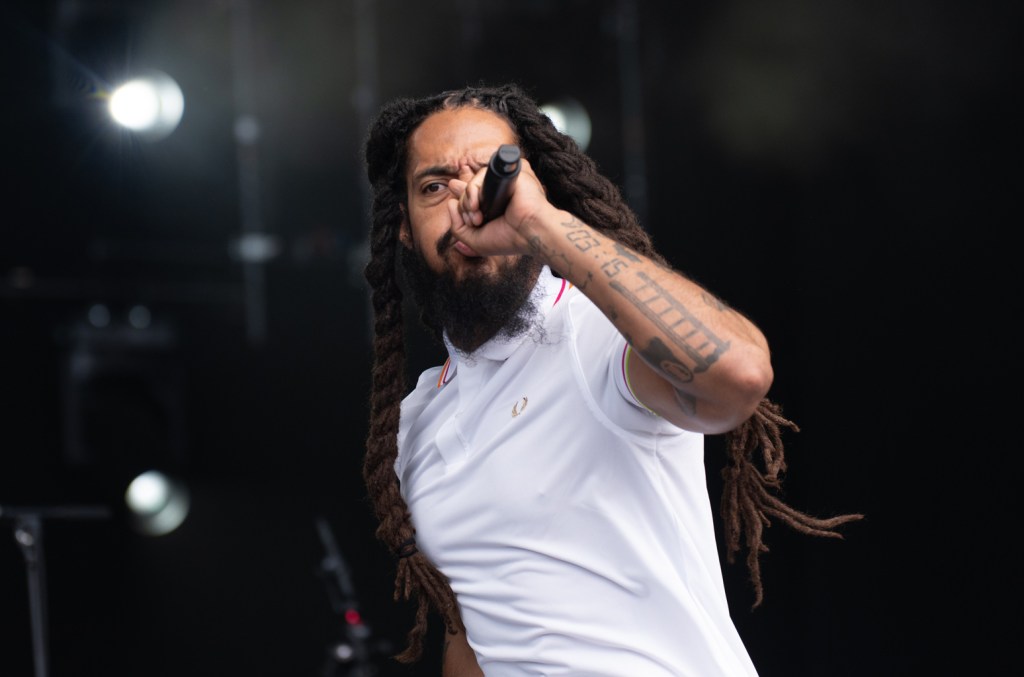Bob Vylan critica gritos de 'morte ao IDF' em show pós-Glastonbury