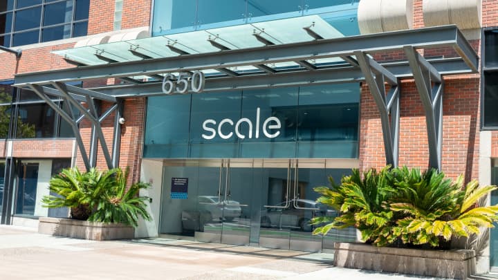 Scale AI demite 14% da equipe após investimento da Meta e contratação de fundador
