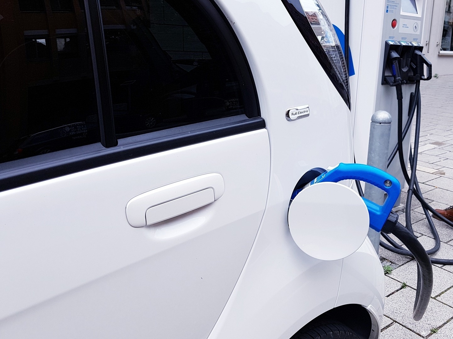 Atrás apenas da dificuldade de carregamento, o valor de aquisição é o segundo fator que mais preocupa o brasileiro na hora de comprar um carro elétrico. (Foto: Pixabay)
