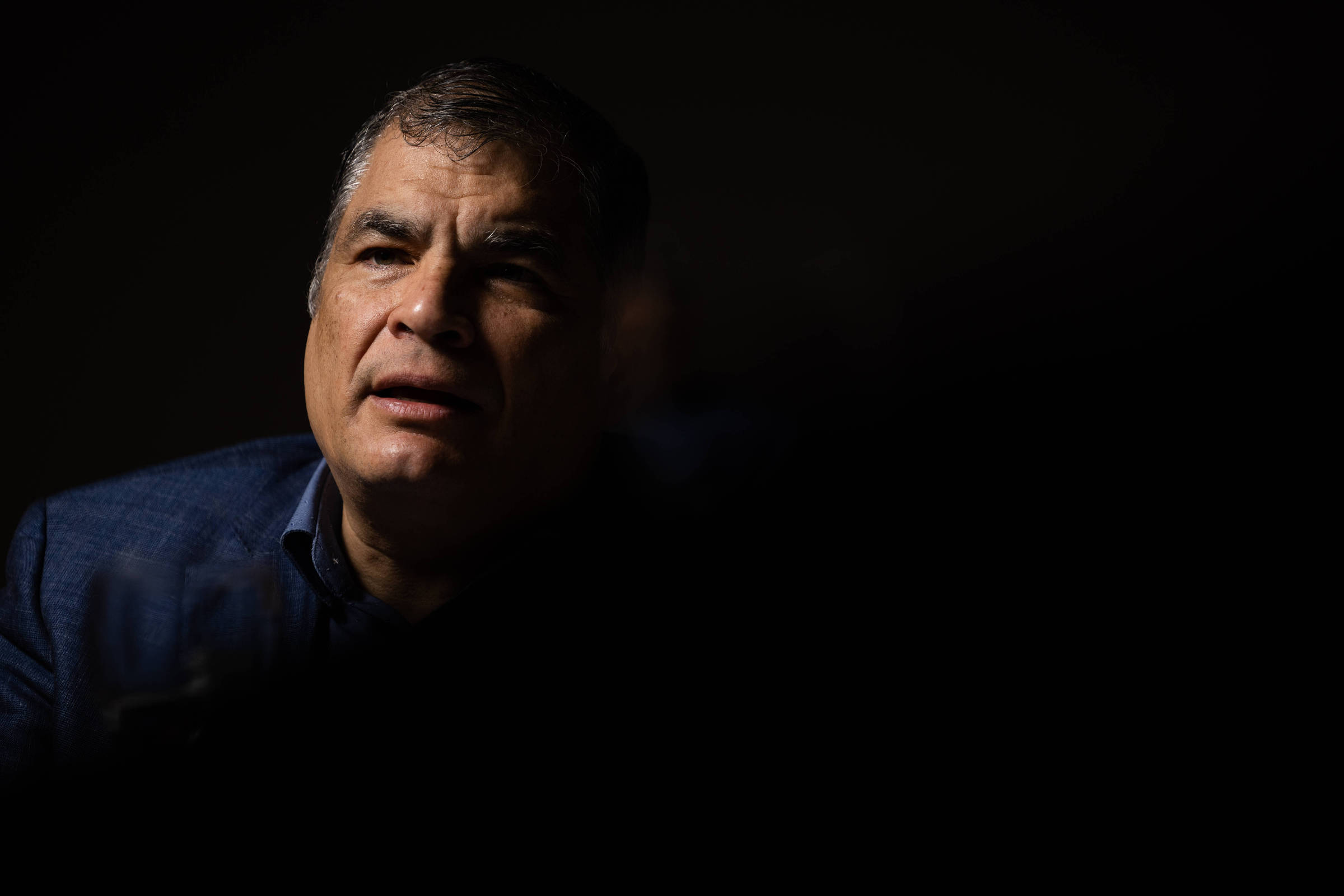Rafael Correa, ex-presidente do Equador, continua a influenciar as eleições de 2025