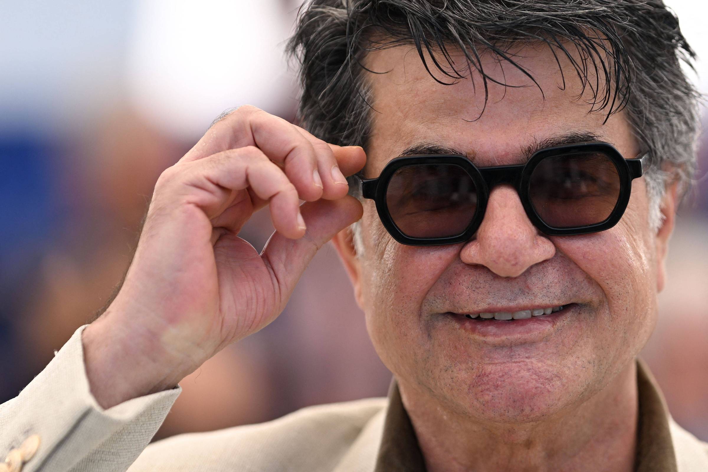 Jafar Panahi é recebido com aclamação ao retornar ao Irã após vitória em Cannes