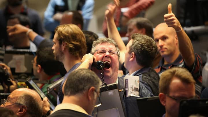 Cinco ações para investir com o S&P 500 próximo de recordes históricos