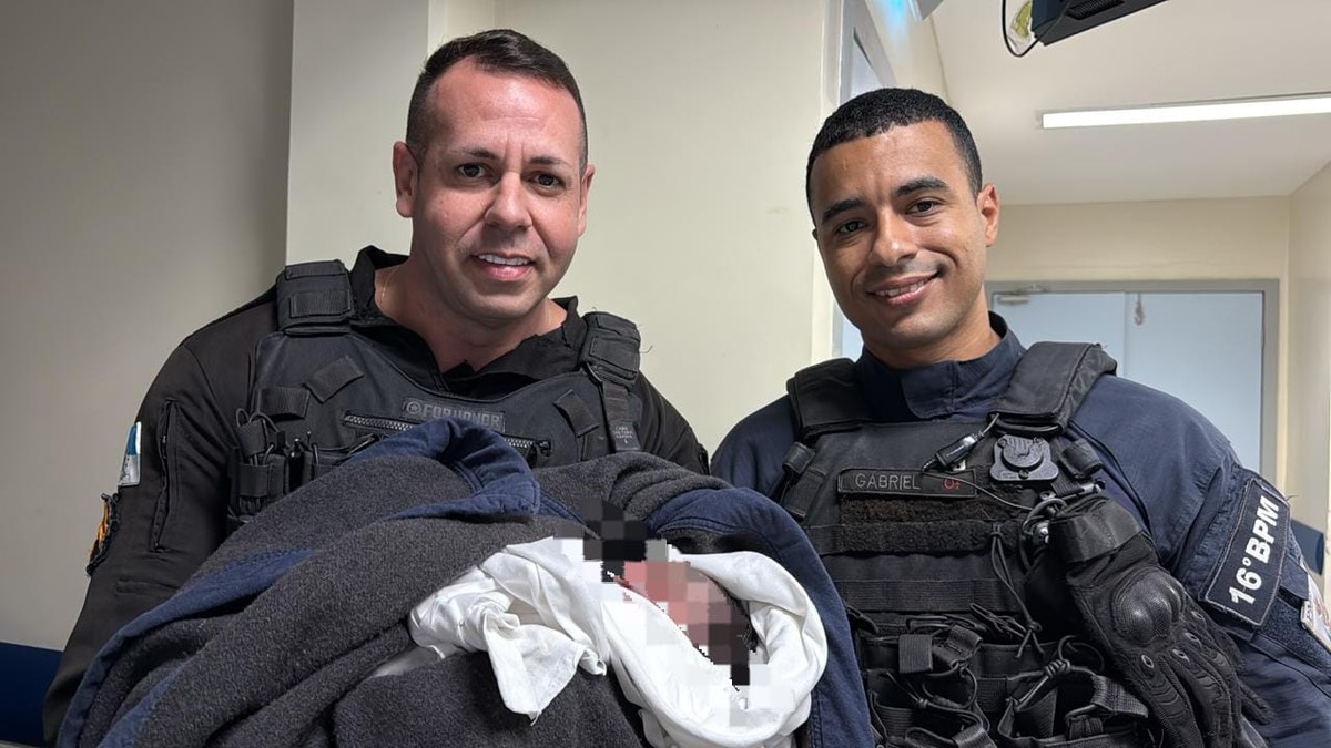 Bebê é resgatado por PMs após ser abandonado em lixeira na Zona Norte do Rio