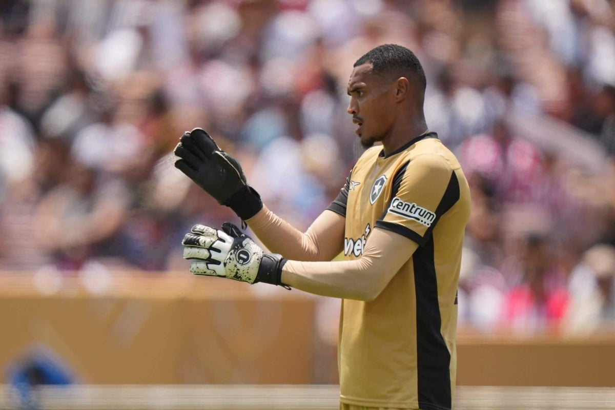 Manchester United analisa John Victor por sua habilidade no gol e passes precisos