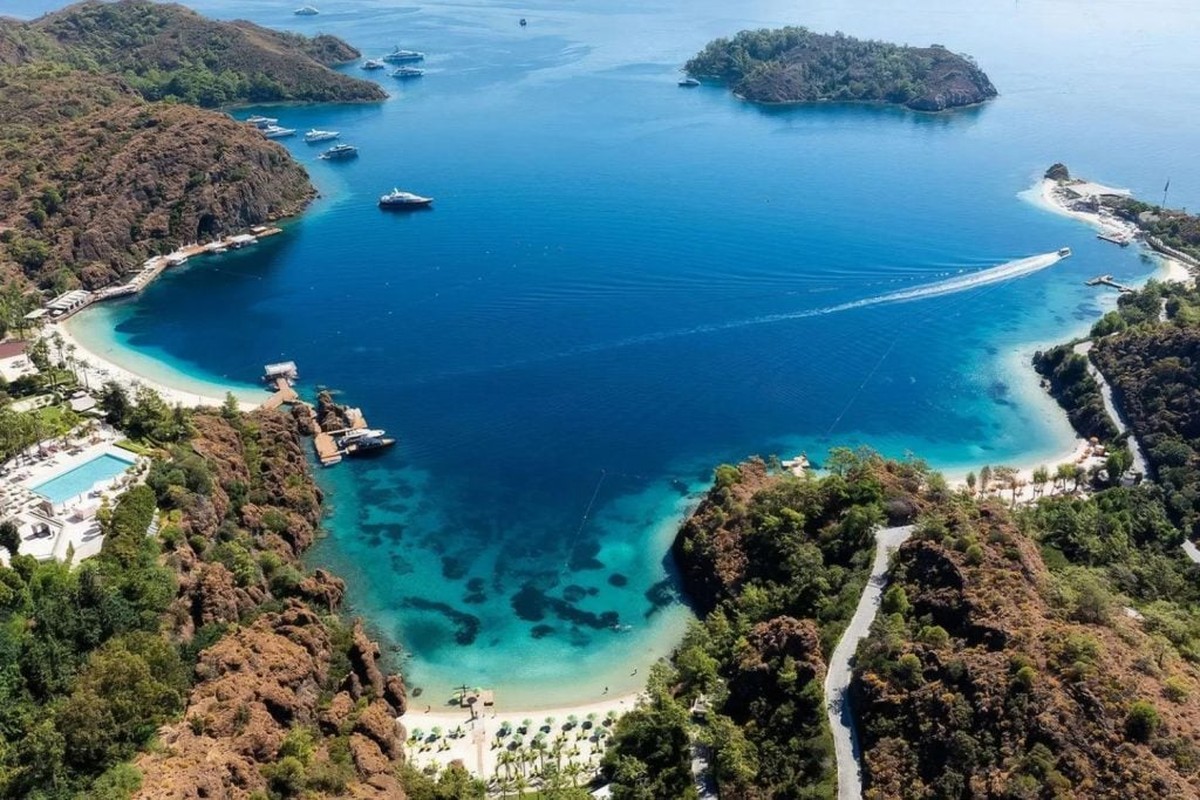 Descubra 10 praias secretas para relaxar e fugir das multidões nas férias