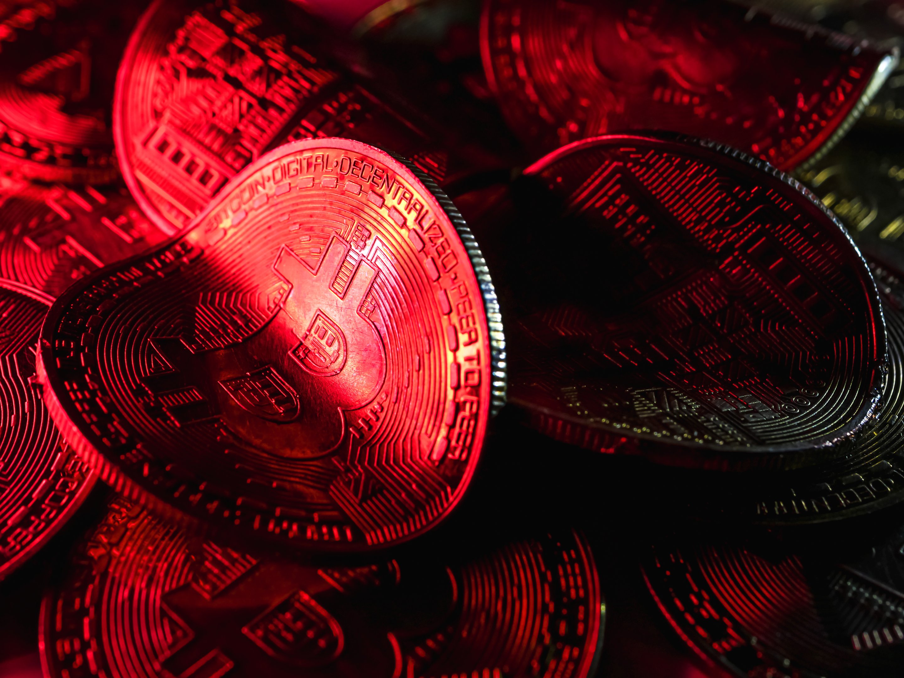Criptomoedas despencam com receios de recessão e aversão a riscos nos EUA