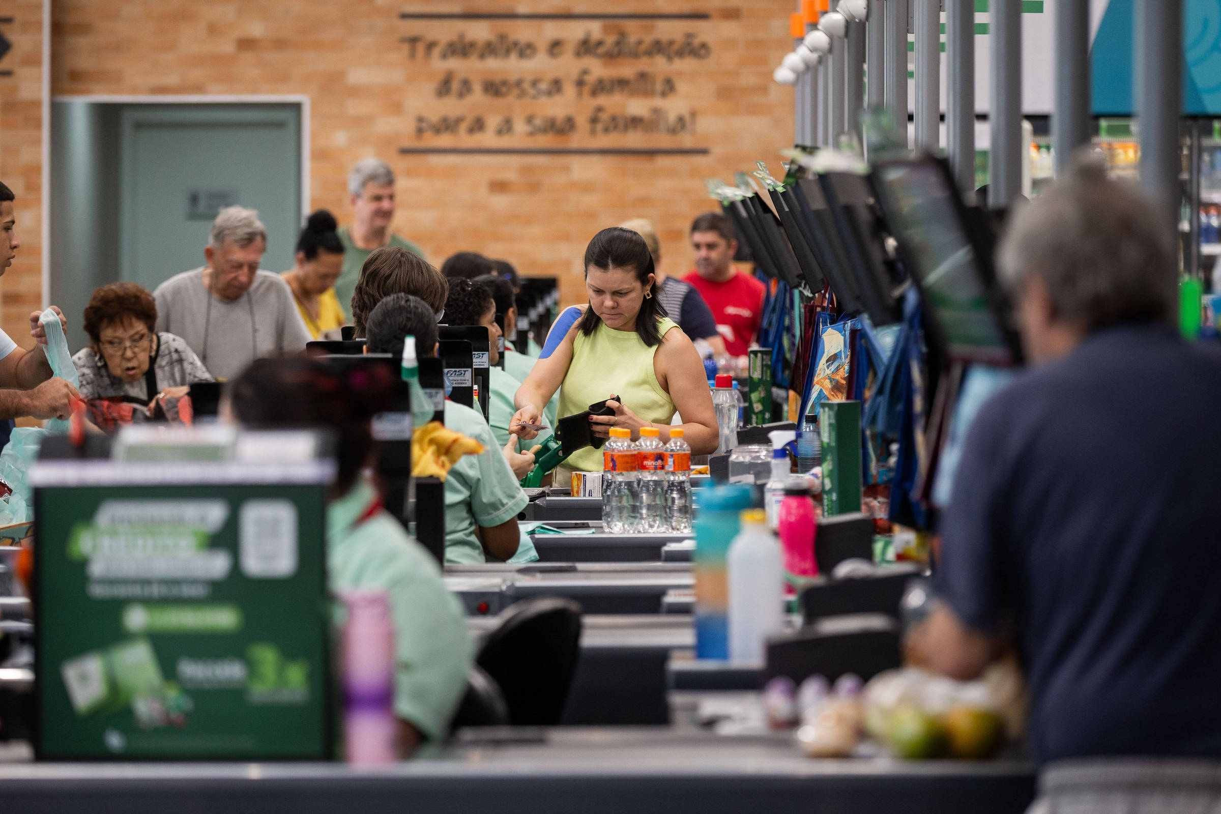 Estudo revela que brasileiros em 2025 preferem 'pacotinhos' a restaurantes