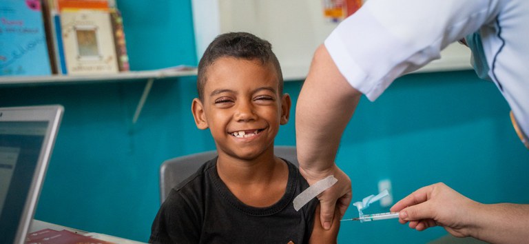Brasil aplica 1 milhão de doses de vacina em crianças e adolescentes nas escolas