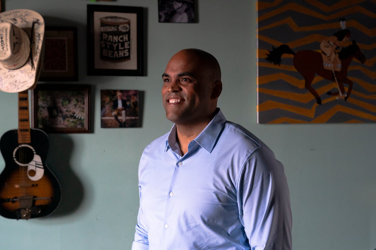 Colin Allred denuncia aumento de custos para trabalhadores no Texas