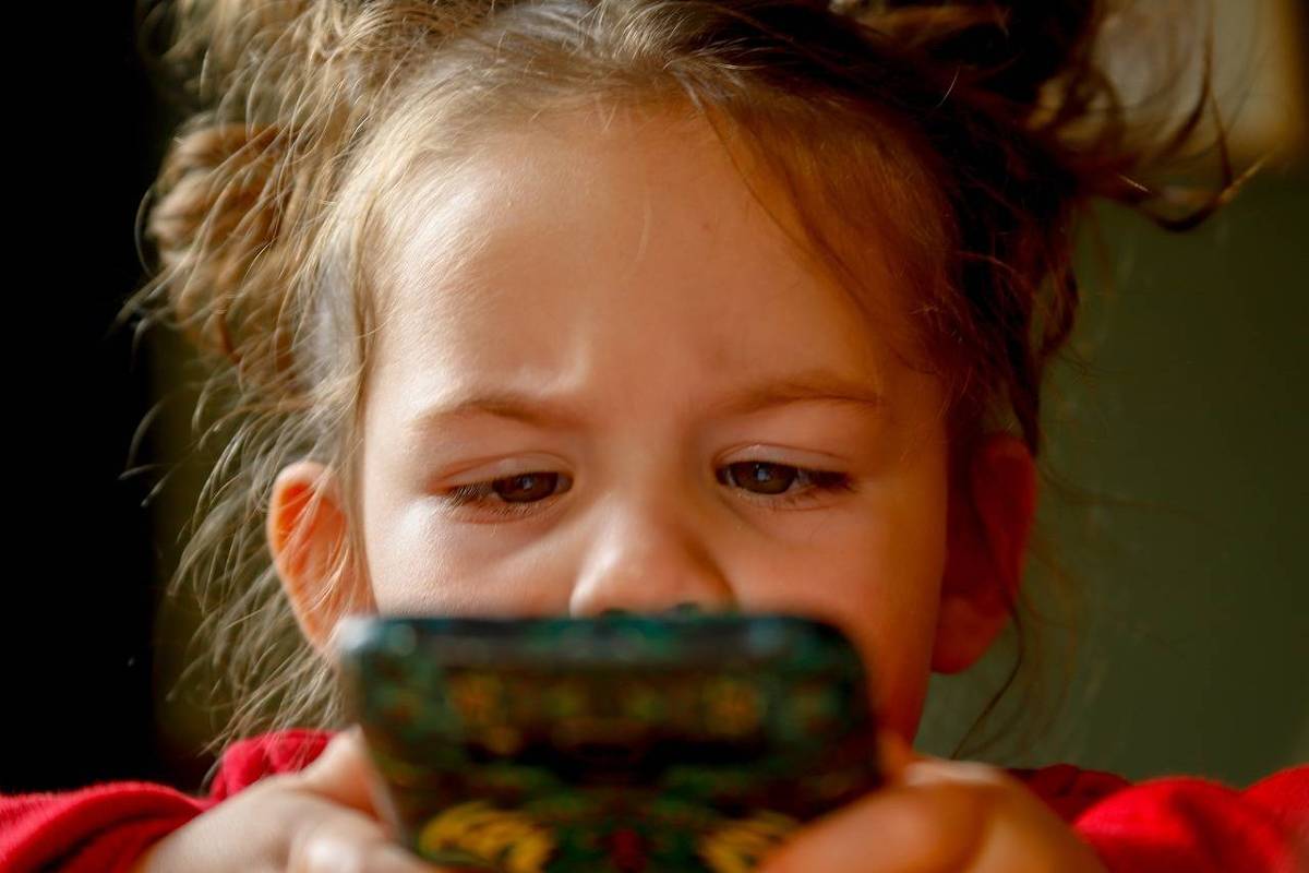 Cuidadores alertam que crianças passam tempo excessivo em telas, aponta Datafolha