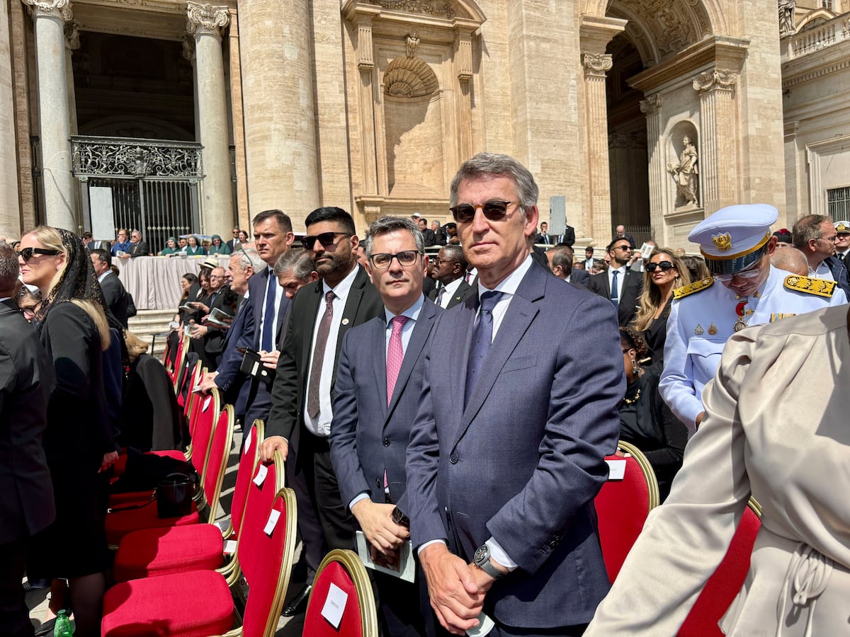 O ministro de Justiça, Félix Bolaños (segundo por a direita), e o líder do Partido Popular, Alberto Núñez Feijóo (à direita), na missa do início do pontificado do papa Leão XIV, ontem, domingo, na Praça de São Pedro, no Vaticano. (Foto: Francisco Gómez/EFE)
