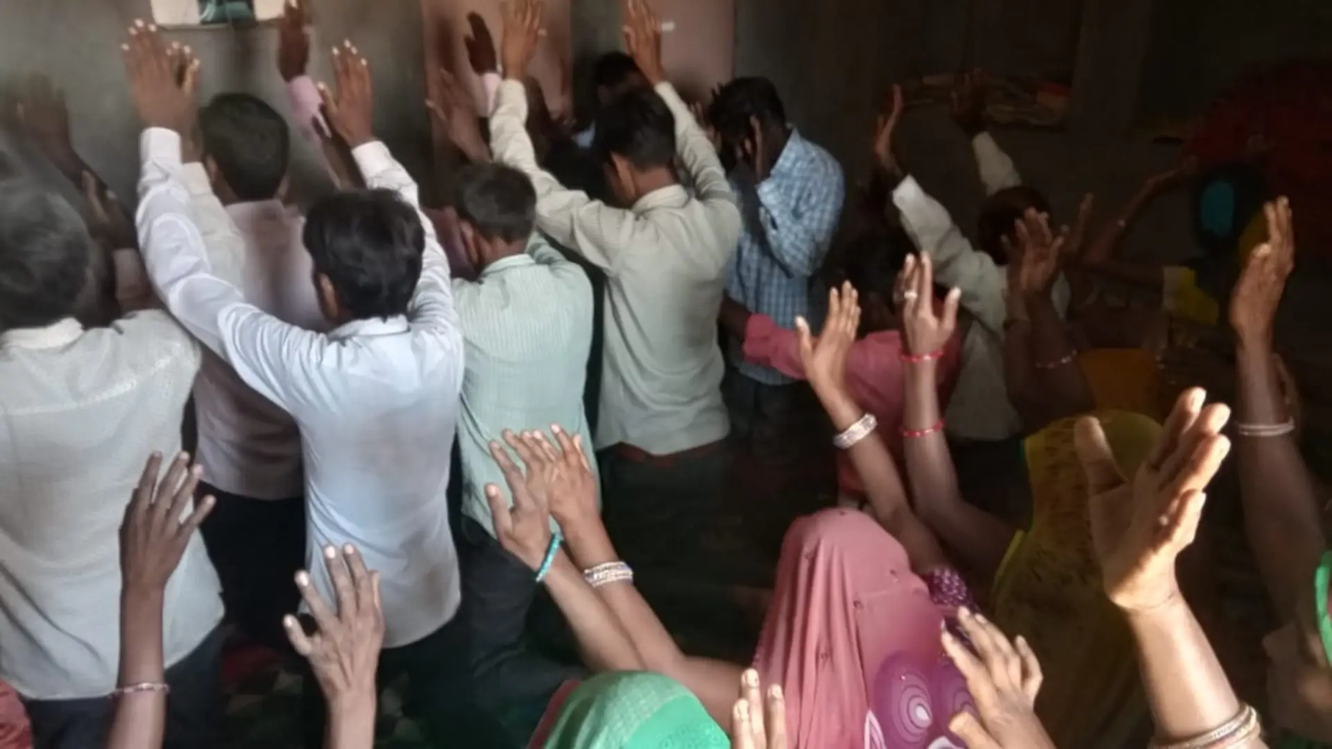 Extremistas hindus queimam Bíblias e agredem cristãos em ataque na Índia