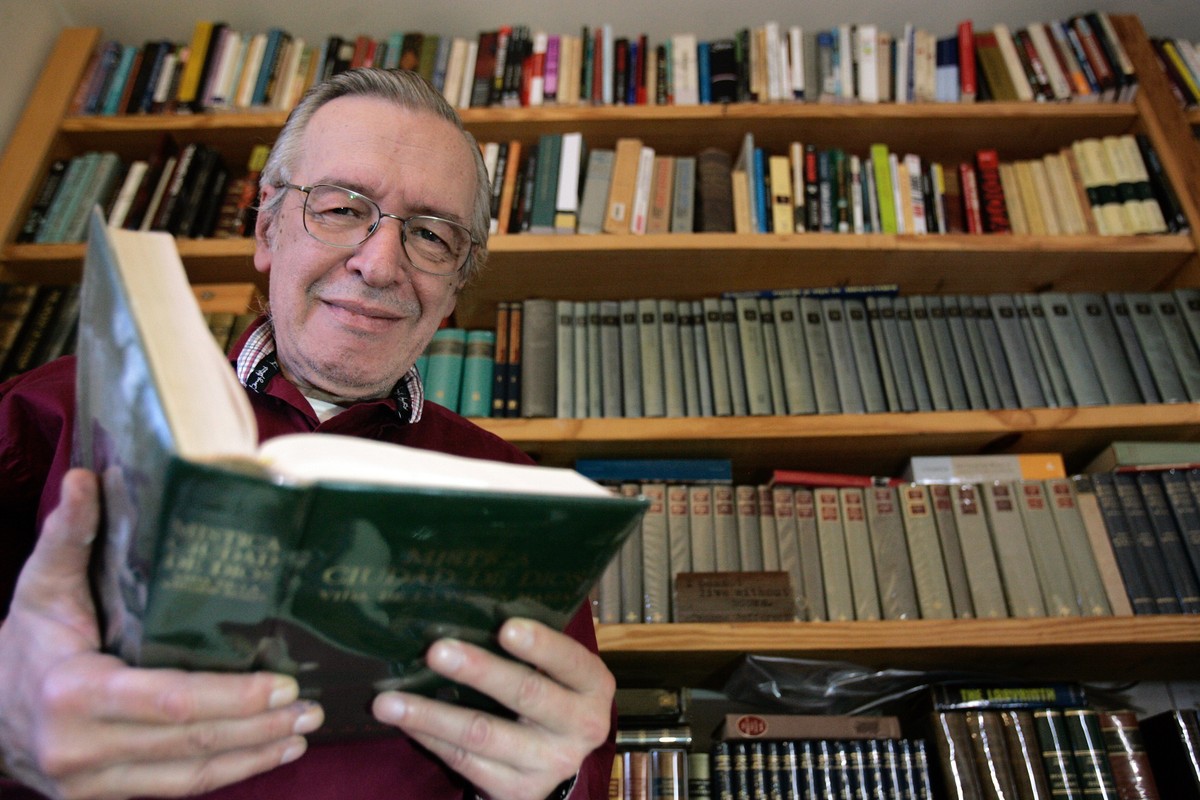 Herdeiros de Olavo de Carvalho exigem transparência sobre patrimônio oculto