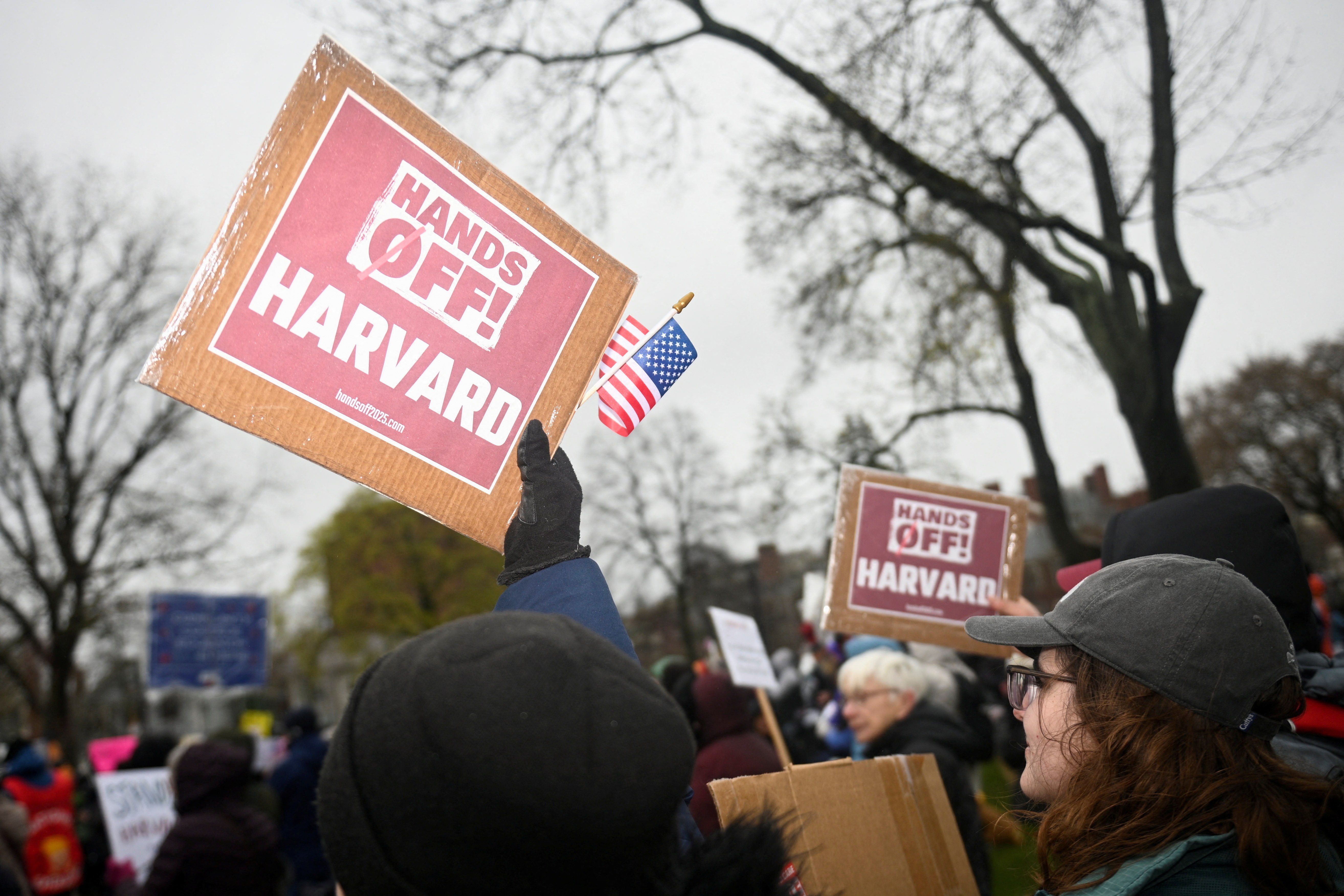 Manifestantes se reúnem em um protesto organizado pedindo à liderança de Harvard que resista à interferência do governo federal na universidade em Cambridge, Massachusetts, EUA (Foto: REUTERS/Nicholas Pfosi)