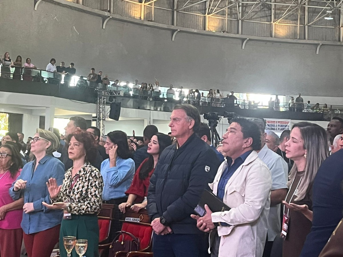 Bolsonaro e Michelle participam de culto em meio a desafios políticos do ex-presidente