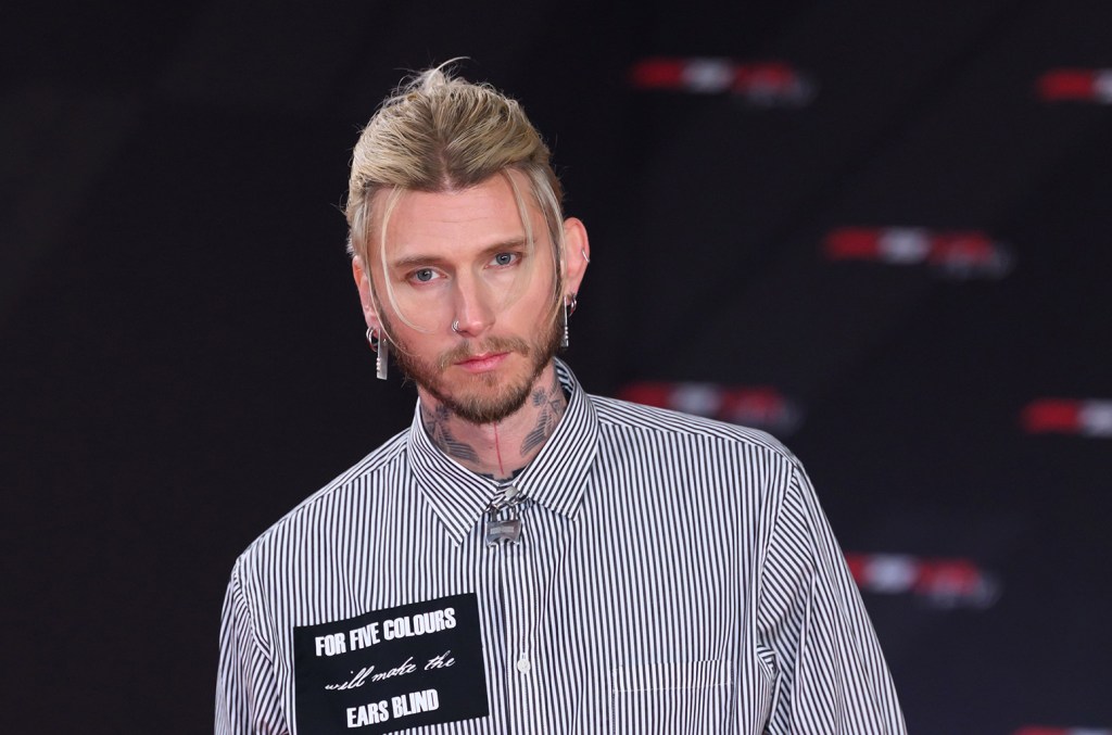 MGK compartilha momento especial com filha e celebra sucesso em nova música