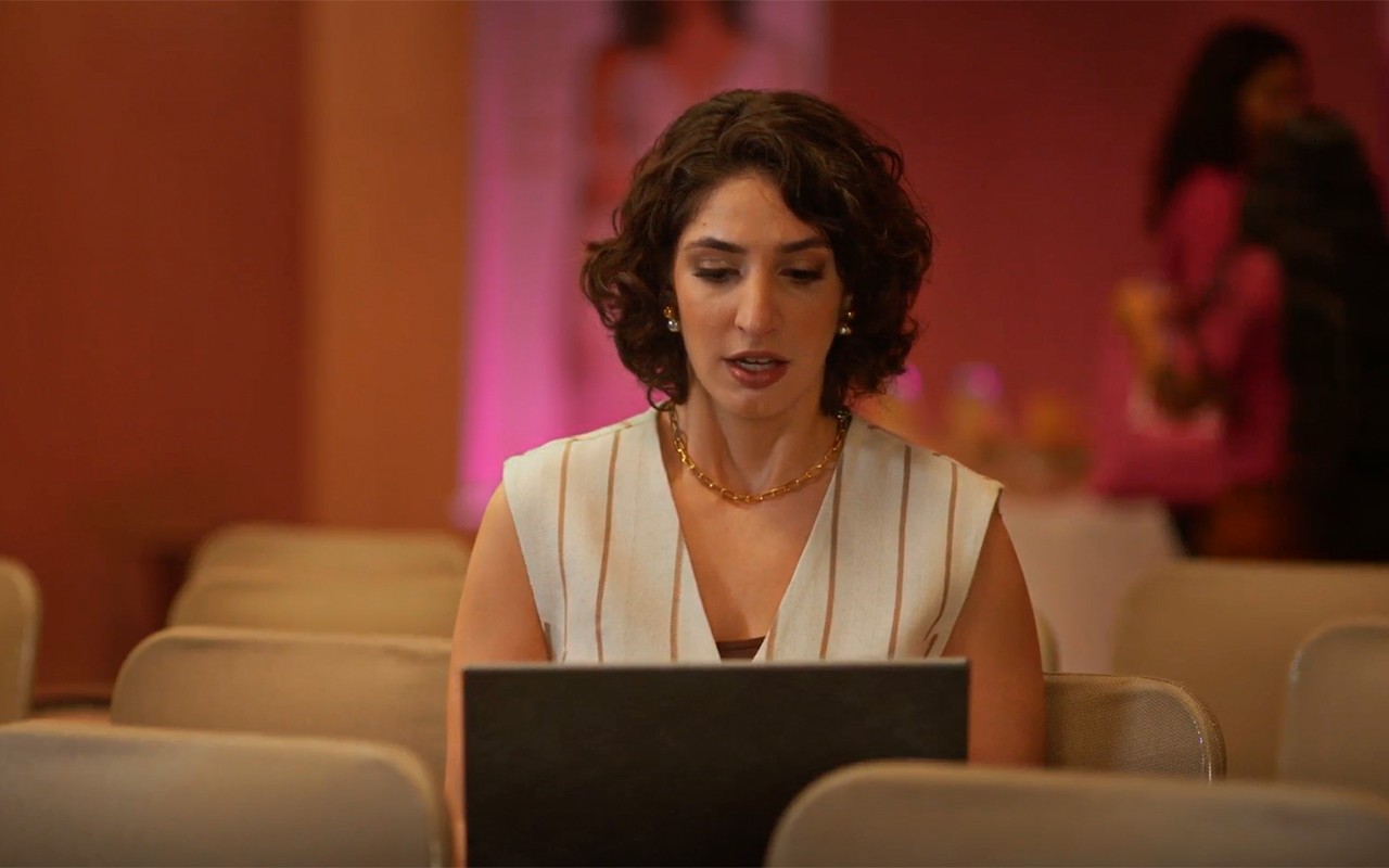 Ayla busca realizar sonho de maternidade e encontra doador pela internet
