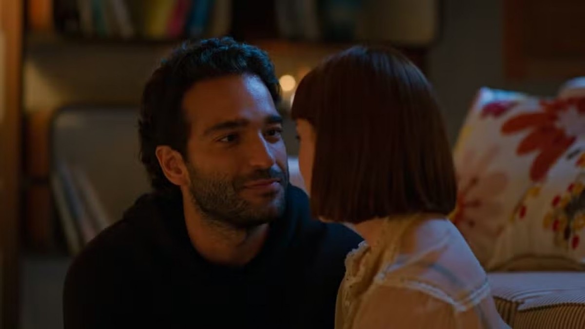 Afonso (Humberto Carrão) terminará o namoro com Solange (Alice Wegmann). (Foto: Reprodução/TV Globo)