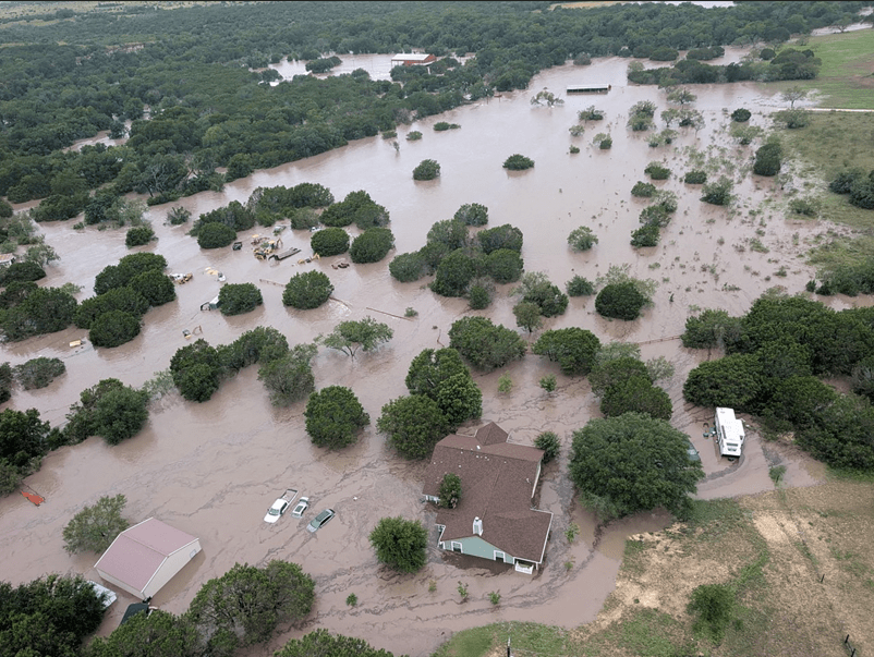 Guarda Costeira realiza resgates aéreos em meio às enchentes no Texas