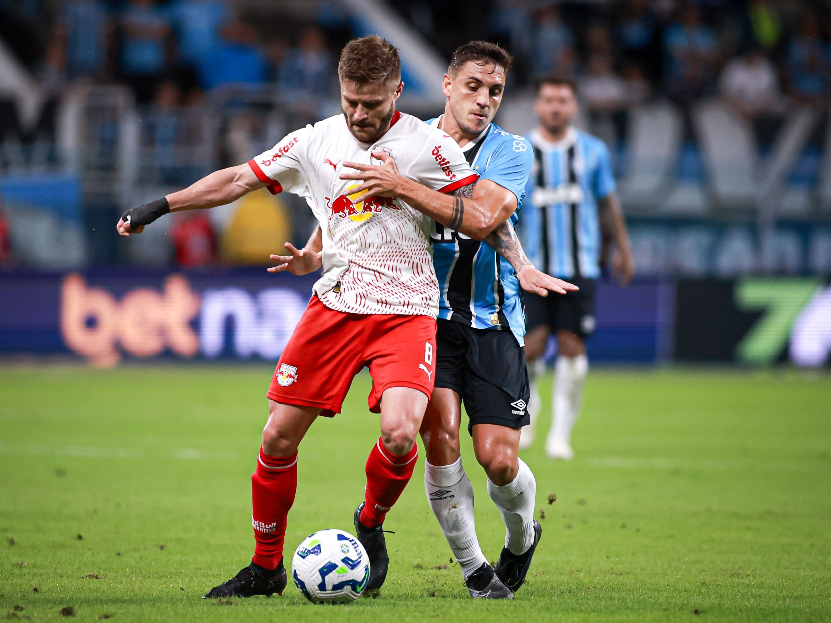 Camilo, do Grêmio, disputa lance com Eduardo Sasha, do Bragantino, pela Série A do Brasileirão (Foto: Maxi Franzoi/AGIF)
