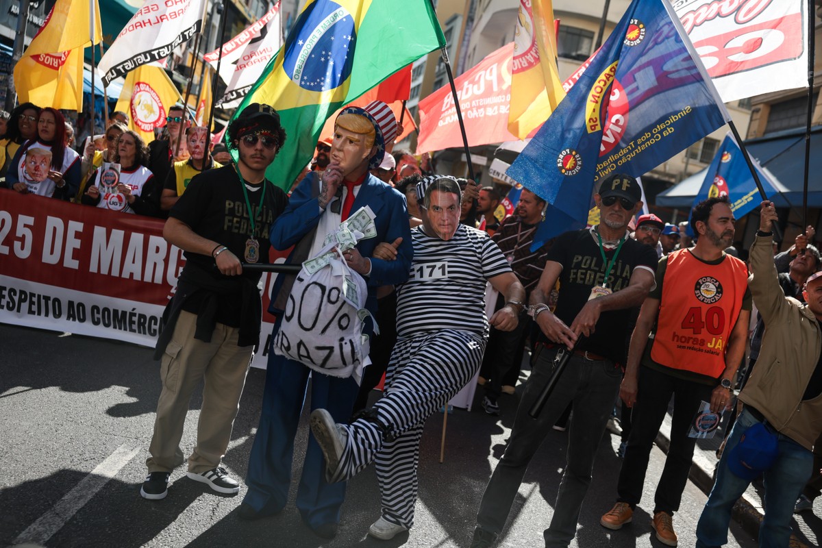 Protesto na Rua 25 de Março pede 'Bolsonaro preso' e critica aumento de tarifas