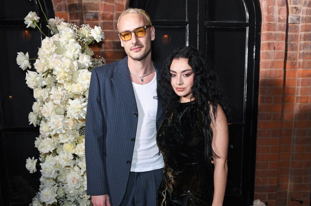 Charli XCX revela que deixaria George Daniel no altar se ele não chorasse