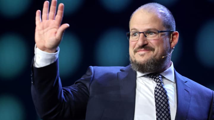 Cristiano Amon, CEO da Qualcomm, responde a uma pergunta durante uma conversa principal na CES 2024, uma feira anual de eletrônicos de consumo, em Las Vegas, Nevada, em 10 de janeiro de 2024. (Foto: Steve Marcus | Reuters)