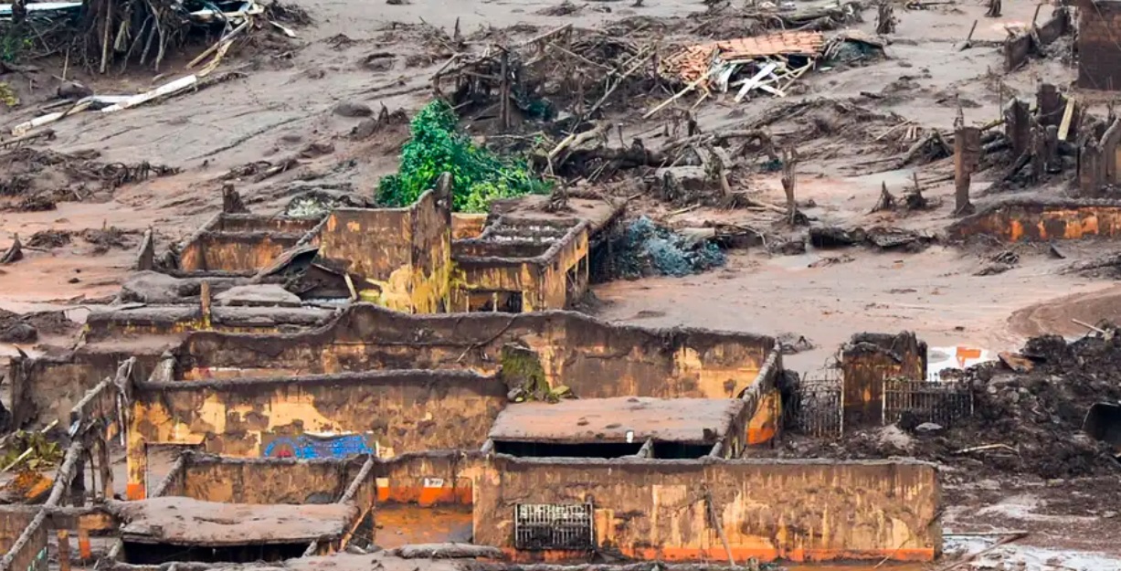 Imagens do rompimento da barragem da mineradora Samarco, em 2015, na zona rural de Mariana (MG) (Foto: Antonio Cruz/Agência Brasil)