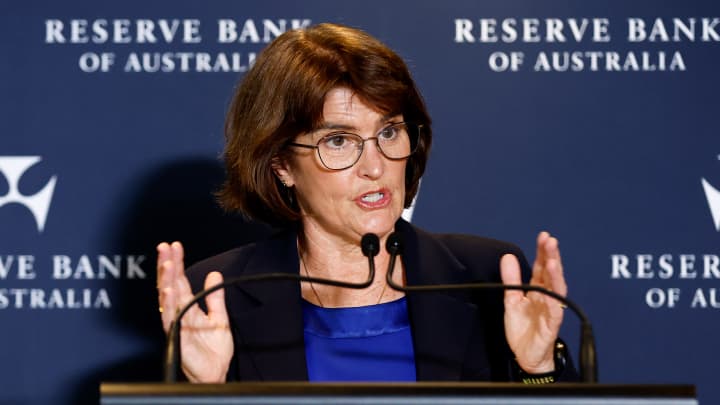 Michele Bullock, governadora do Banco da Reserva da Austrália, fala durante uma coletiva de imprensa na sede do banco em Sydney, Austrália, na terça-feira, 1 de abril de 2025. (Foto: Bloomberg)