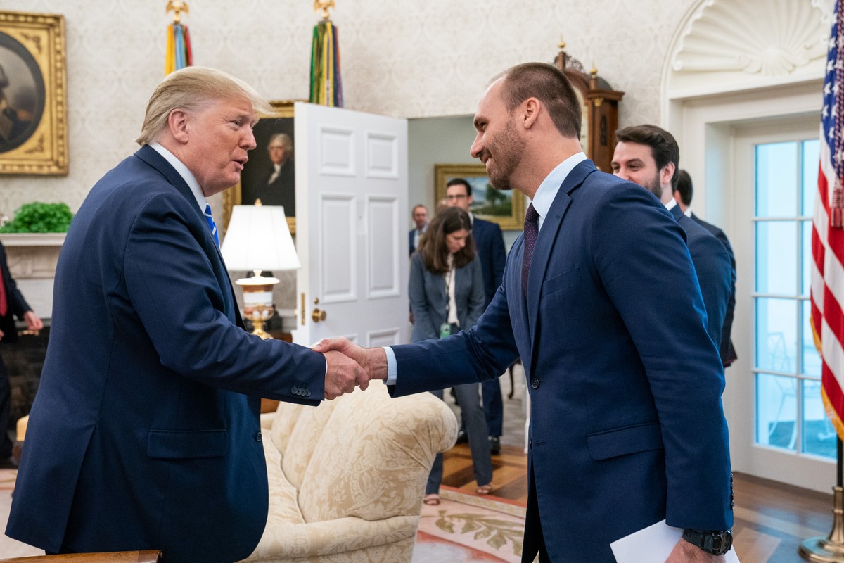 Eduardo Bolsonaro inicia diálogo com Trump sobre sanções a Moraes