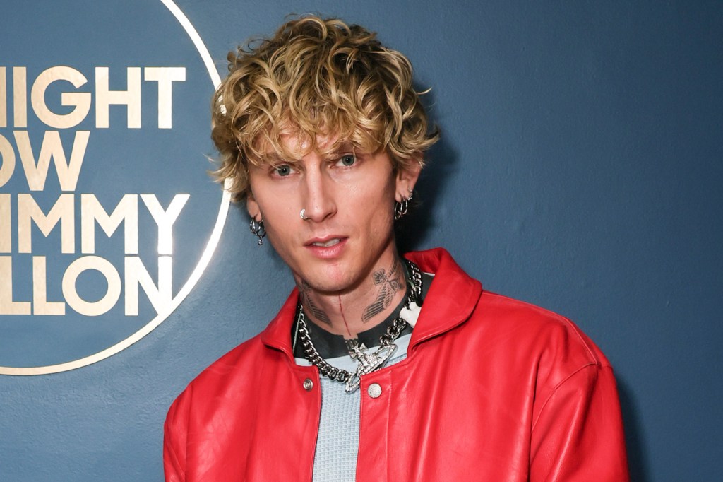 Megan Fox se irrita com elogios a MGK por segurar o filho recém-nascido