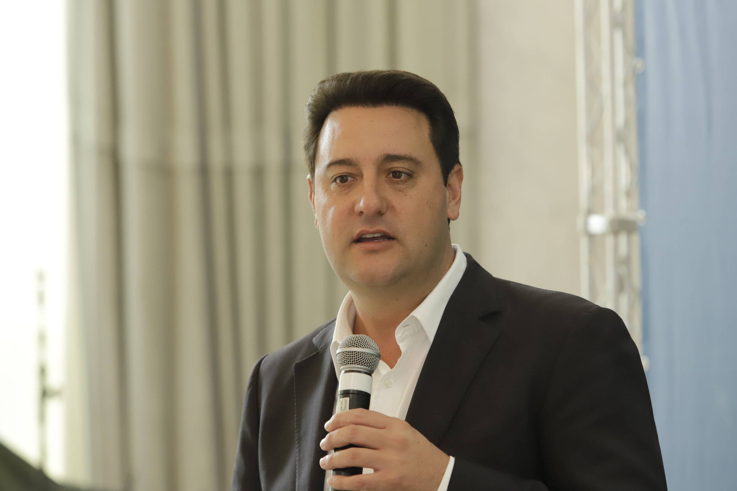 PSD celebra bons números de Ratinho Junior, mas adia lançamento de candidatura