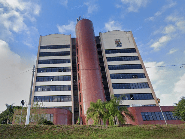 Criança de 3 anos fica gravemente queimada após acidente em fogueira escolar no RS