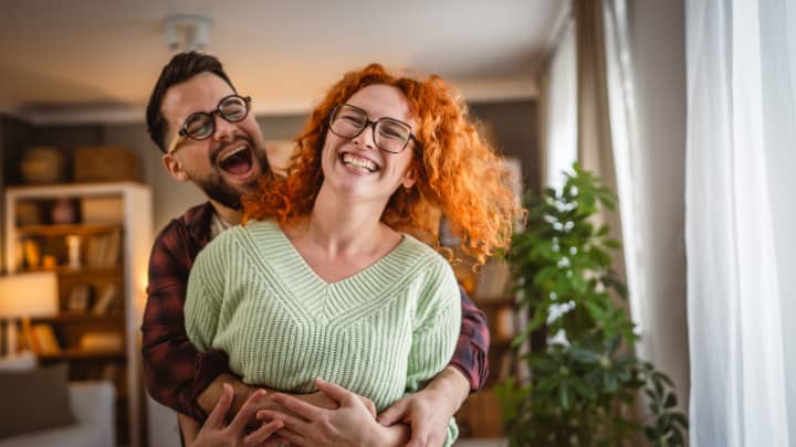 Casais que seguem uma regra simples brigam menos e são mais felizes, afirma especialista