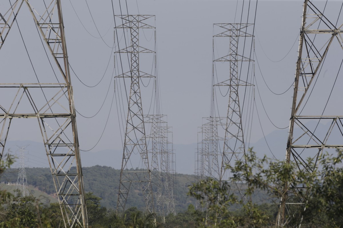 Linha de transmissão de energia (Foto: Domingos Peixoto/Agência O Globo)
