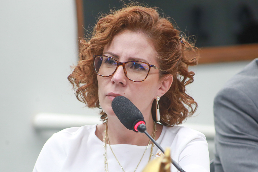 Defensoria pode assumir defesa de Carla Zambelli após desistência de advogado