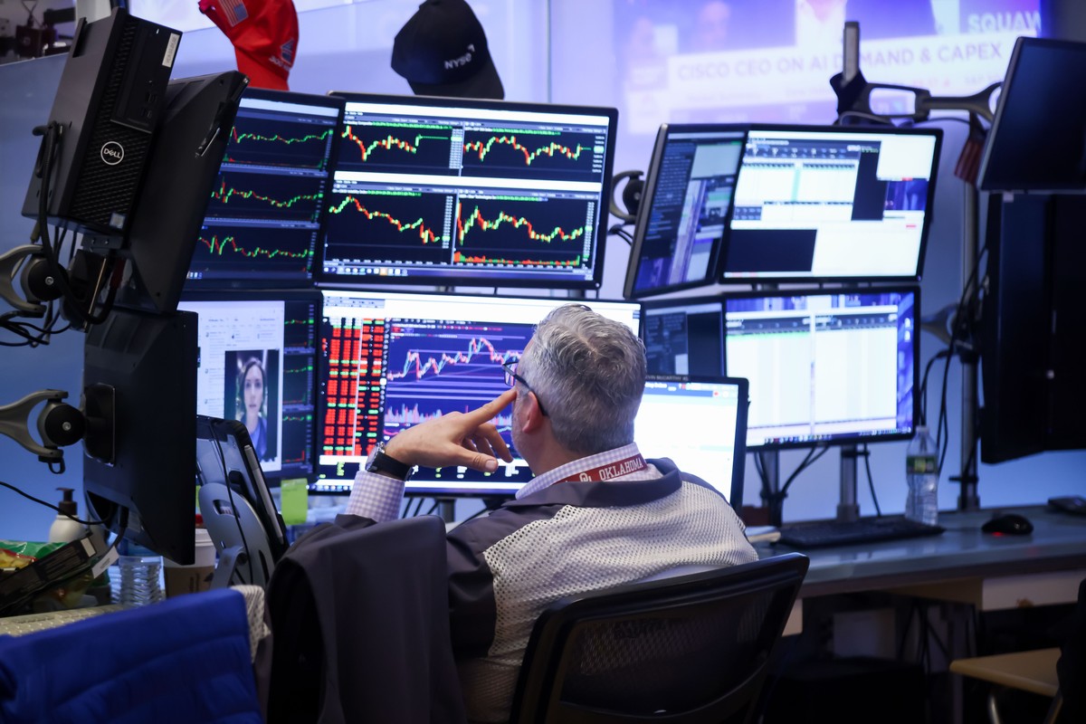 Mercados se preparam para novo dia turbulento após rebaixamento dos EUA