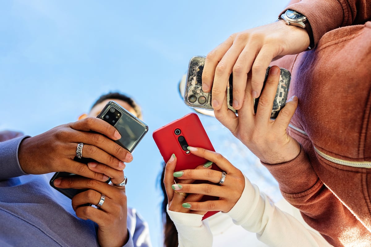 Amigos evitam compartilhar momentos pessoais nas redes sociais e priorizam o superficial