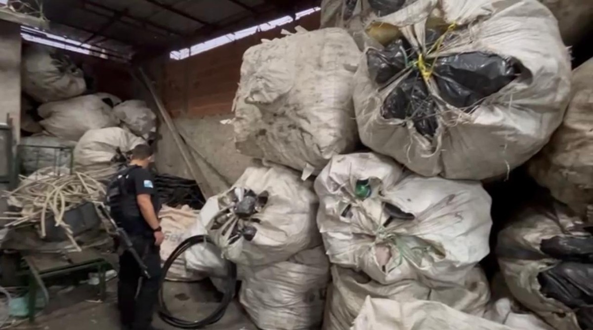 Operação no Complexo da Pedreira desmantela ferro-velho clandestino na Zona Norte