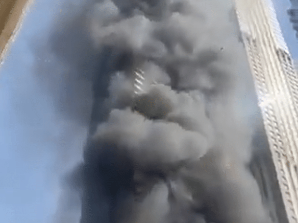 Incêndio devastador atinge arranha-céu de 67 andares em Dubai com fumaça intensa