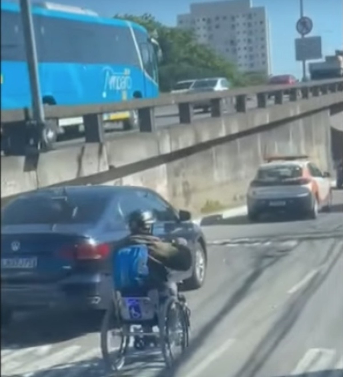 Cadeirante navega entre carros em movimentada via de Niterói
