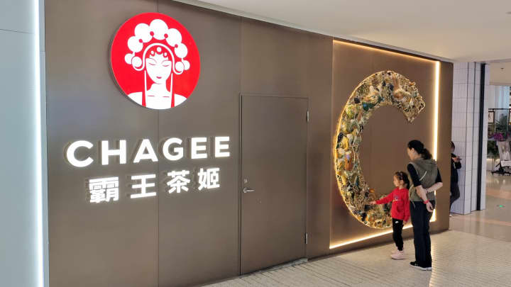 Pessoas fazem compras em uma loja CHAGEE em Xangai, China, em 18 de outubro de 2023. (Foto: Costfoto/Nurphoto/Getty Images)