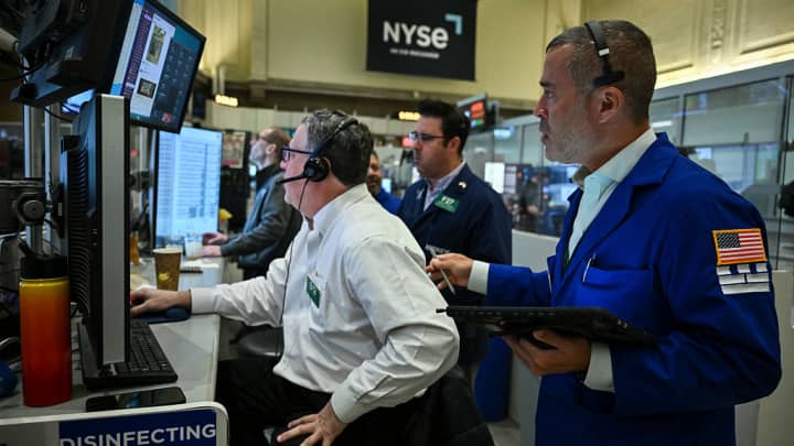 Traders trabalham no pregão da Bolsa de Valores de Nova York (NYSE) na abertura do mercado em 8 de abril de 2025, na cidade de Nova York. (Foto: Angela Weiss | AFP | Getty Images)