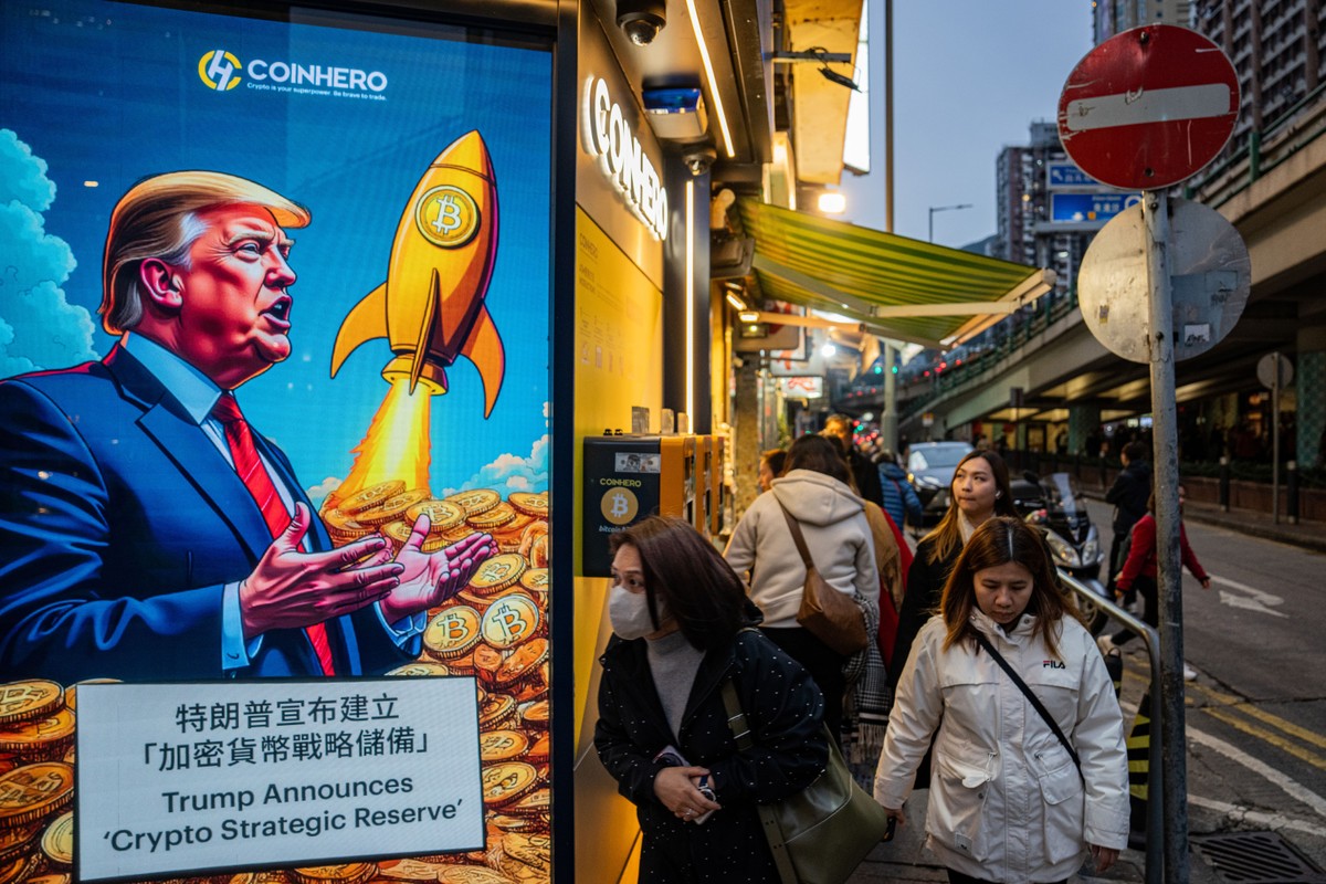 Anúncio na rua fala sobre reserva de bitcoin divulgada por Trump (Foto: Leung Man Hei/Bloomberg)