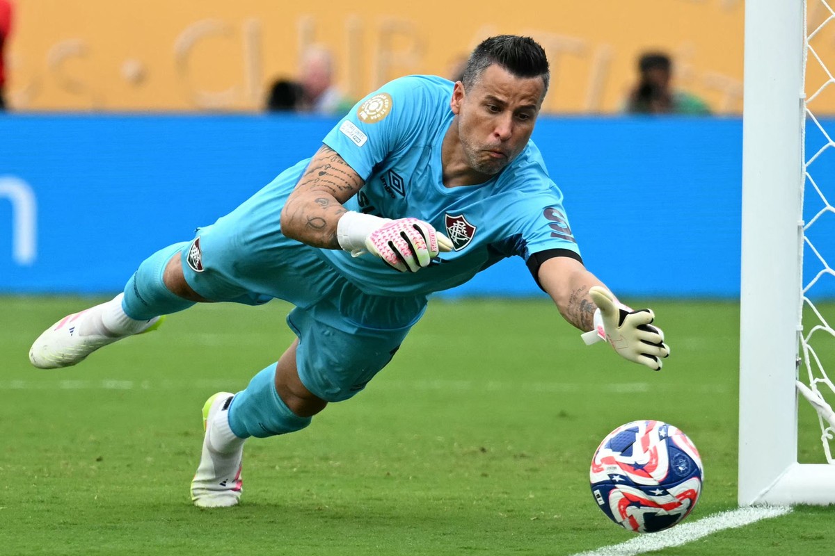 Fábio, goleiro do Fluminense, lidera em minutos jogados no mundo em 365 dias