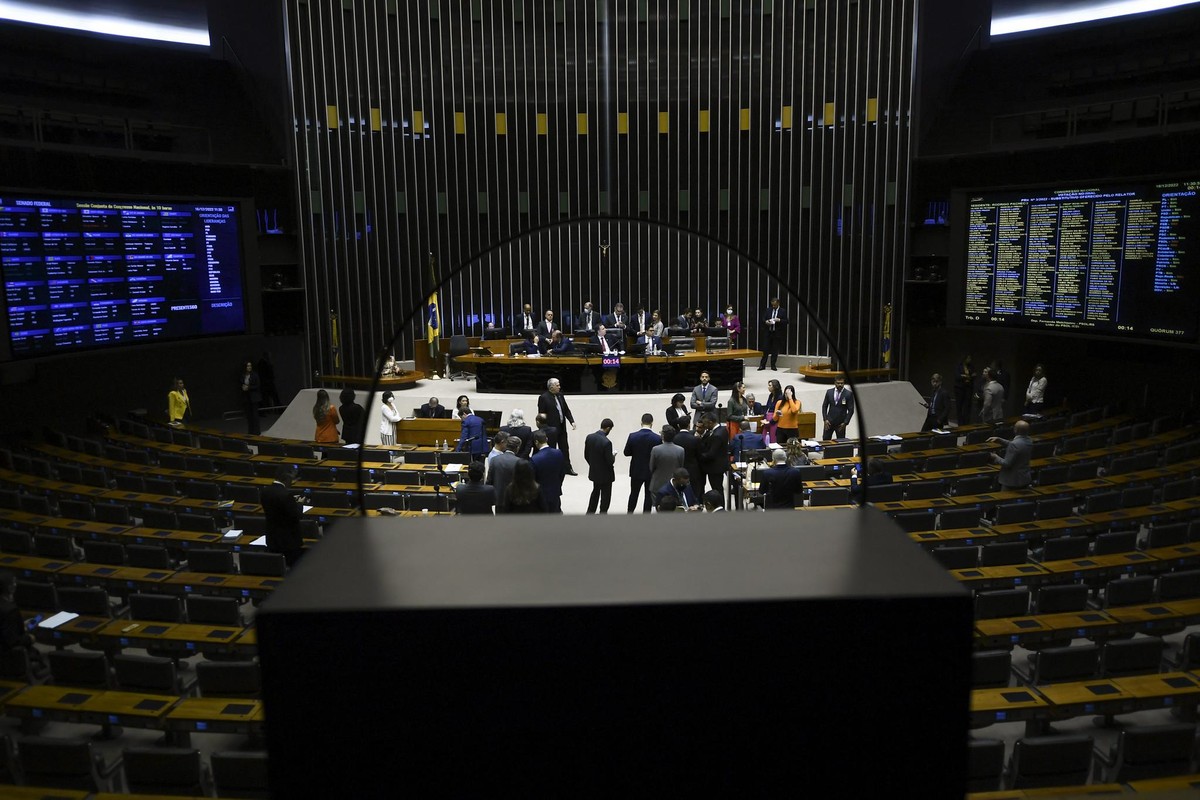 Oposição ocupa plenário para pressionar por pautas prioritárias na Câmara