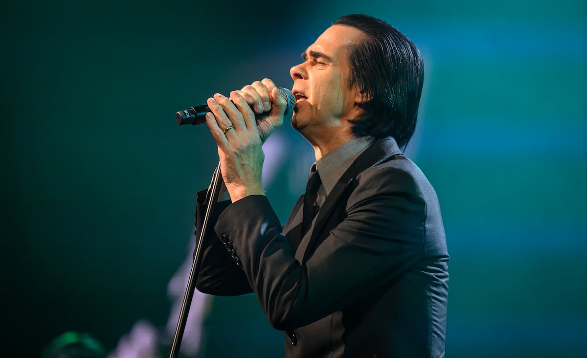 Fãs de Nick Cave lotam livraria após doação de milhares de livros pelo cantor